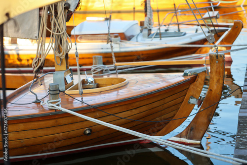 Details eines Segelboot. Ein Segelboot mit einem Schiffskörper aus feinsten bearbeiteten Holz, Anker und Ruder. 