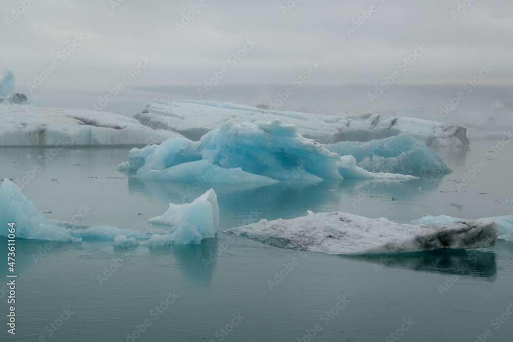 Eisberge, Eisscholen und Eisstücke in der Gletscherlagunne Jökulsárlón im Südosten von Island. Sie lösten sich von der Gletscherzunge des Breiðamerkurjökull ab und schwimmen in den Atlantischen Ozean Eisberge, Eisscholen und Eisstücke in der Gletscherlagunne Jökulsárlón im Südosten von Island. Sie lösten sich von der Gletscherzunge des Breiðamerkurjökull ab und schwimmen in den Atlantischen Ozean