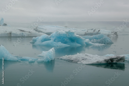 Eisberge, Eisscholen und Eisstücke in der Gletscherlagunne Jökulsárlón im Südosten von Island. Sie lösten sich von der Gletscherzunge des Breiðamerkurjökull ab und schwimmen in den Atlantischen Ozean