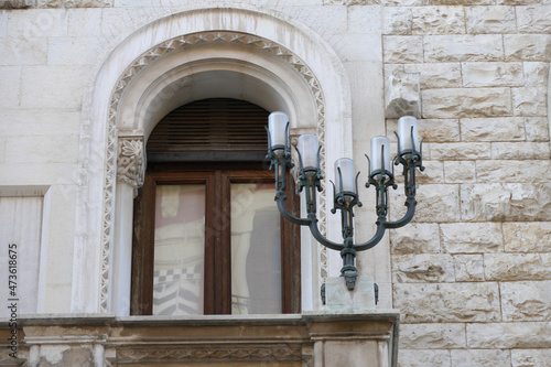 Antico candelabro con cinque bracci sul balcone photo