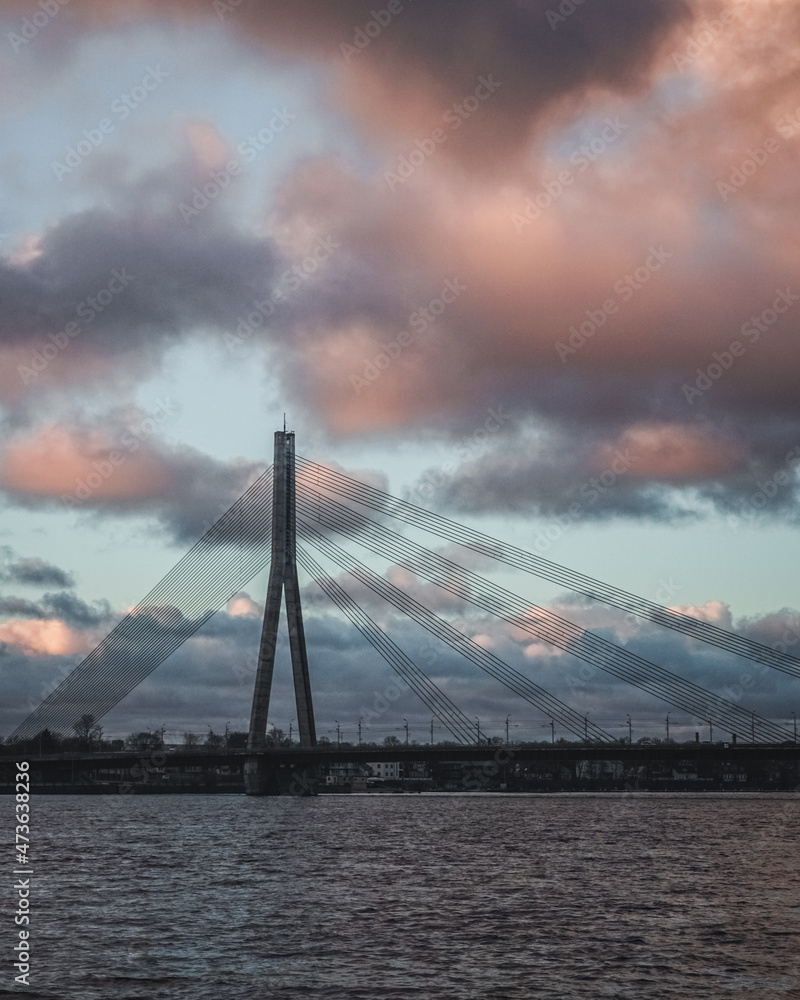 Obraz premium Cloudy Bridge