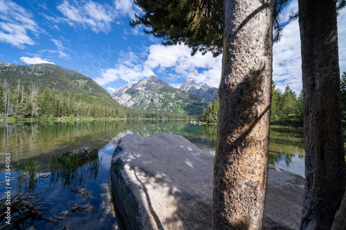 Fototapet Taggart Lake in Grand Teton National Park, framed by rocks on a sunny calm morni