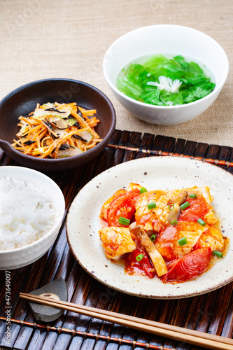 日本の家庭料理　イカとエリンギのチリソース炒め　ニンジンとセロリの胡麻酢和え　レタスとホタテのスープ