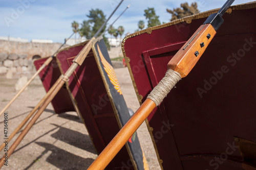 Foto Ancient roman army javelins and shields
