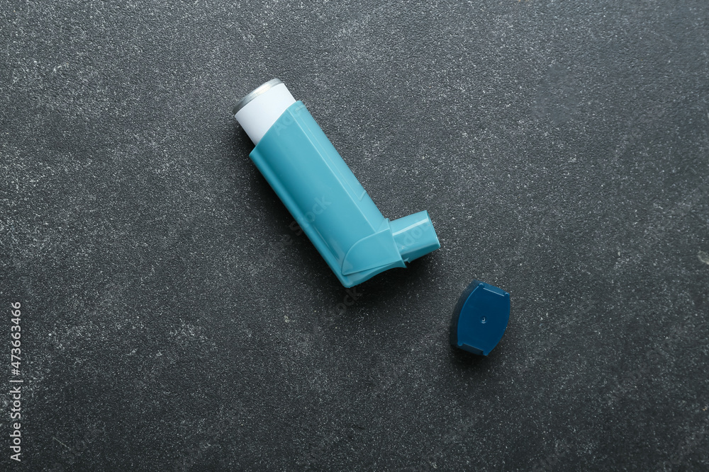 Naklejka premium Asthma inhaler on dark background