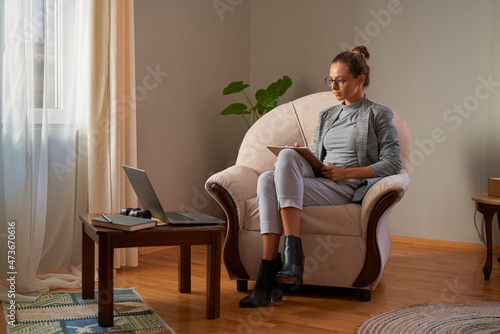 A therapist proving online consultation photo