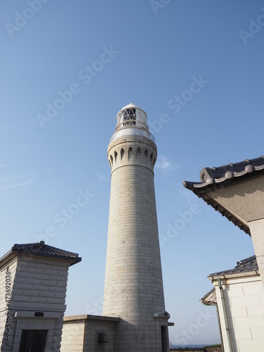 薄曇りの空と灯台