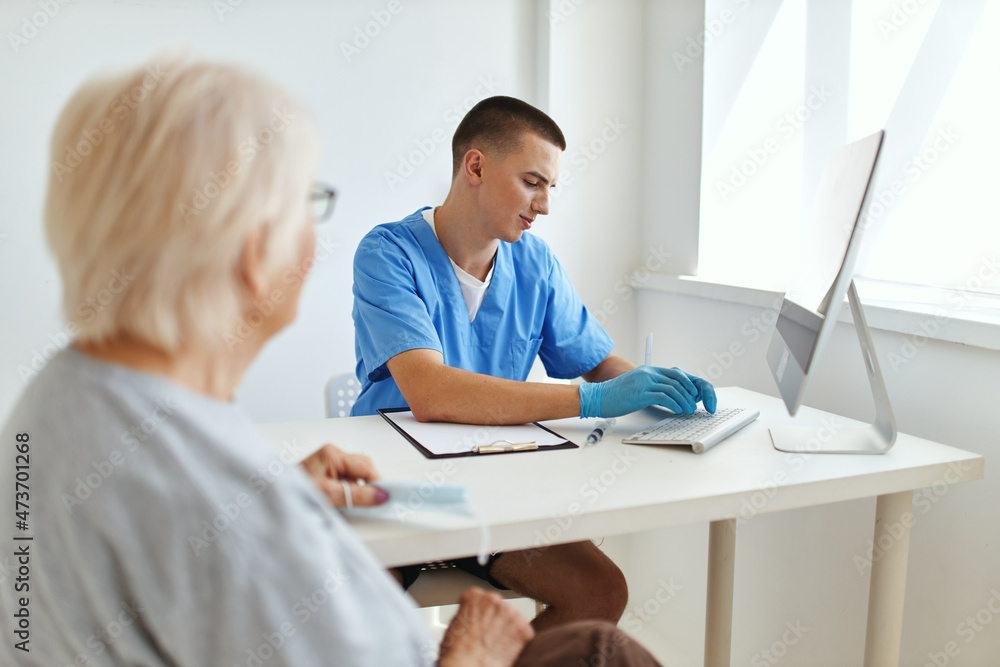 elderly woman talking to a doctor diagnostics
