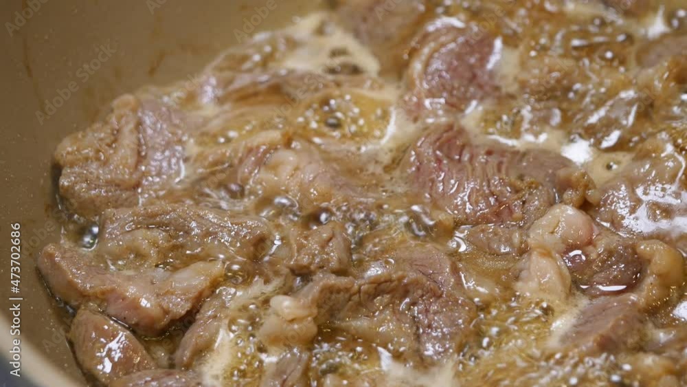 ジンギスカン。味付きラム肉を煮込む動画。 ジンギスカン。味付きラム肉を煮込む動画。