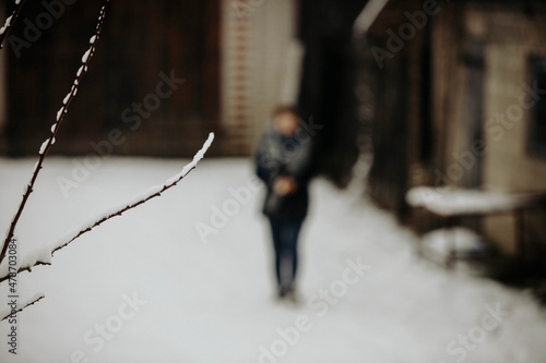 dziewczyna z pieskiem  karmi ptaki chodząca po śniegu zima szalik mróz