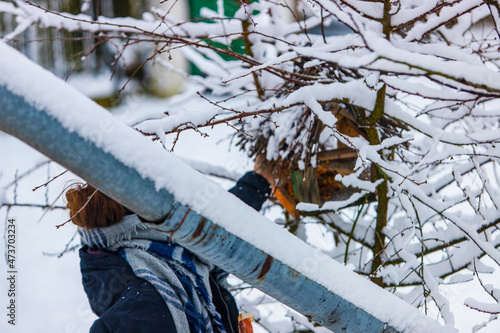 dziewczyna karmi ptaki chodząca po śniegu zima szalik mróz