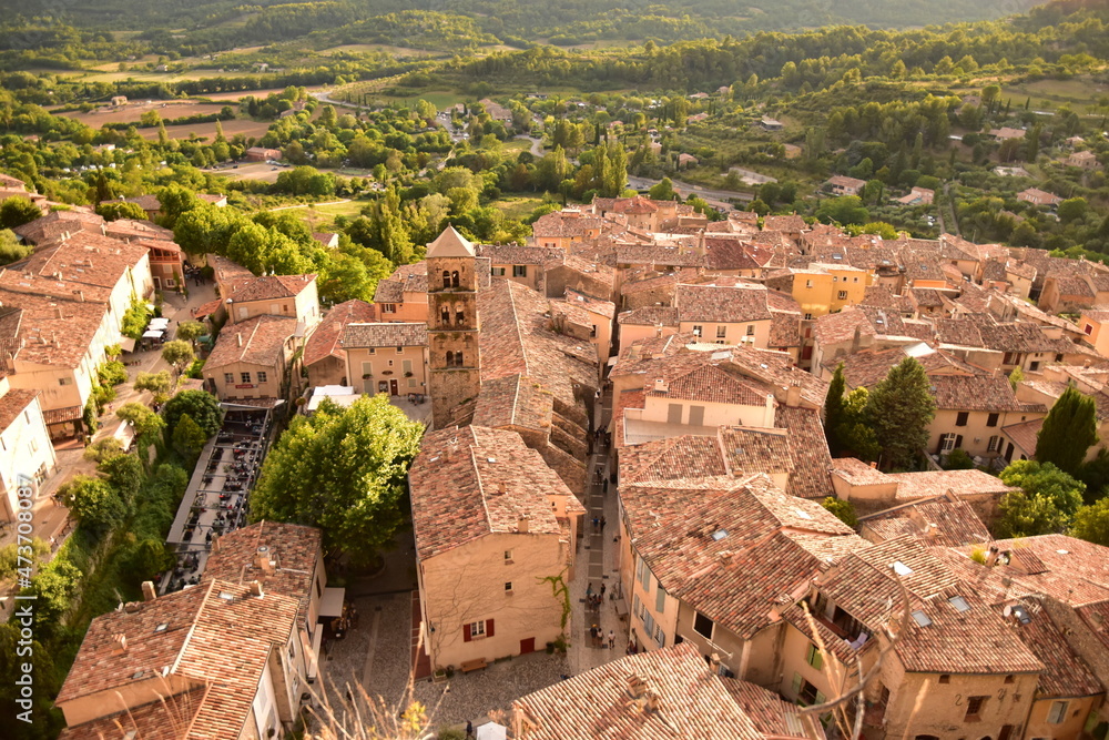フランス・プロヴァンス地方の美しい村、ムスティエの全景
