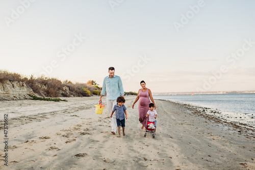 Family on vacation with pregnant mother
