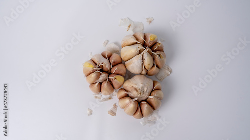 Top view photo of garlic on a white background