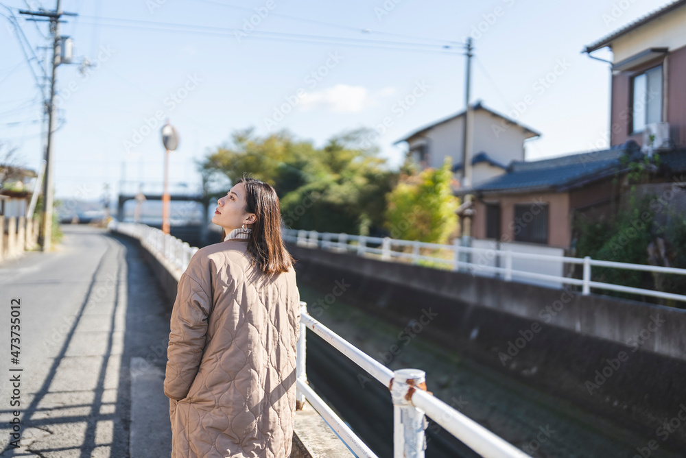 Fototapeta premium 田舎町を散策する女性