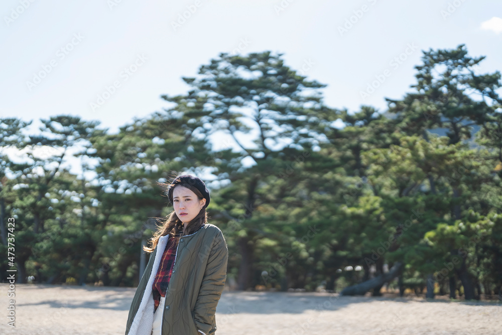 海辺を散策する女性 海辺を散策する女性