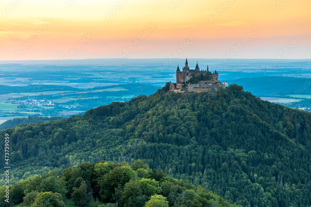 Burg Hohenzollern auf der Schwäbischen Alb bei Sonnenuntergang