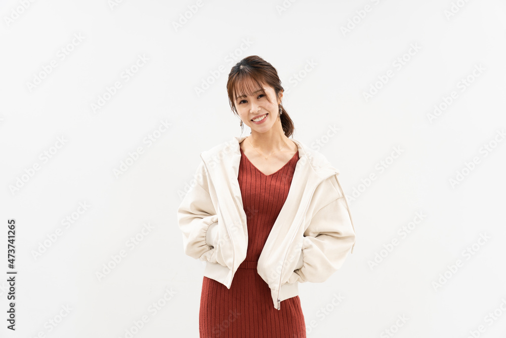 ニットワンピースの女性