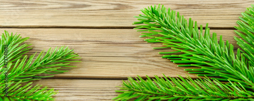 Grüne natürliche Dekoration mit Tannenzweigen auf Holz