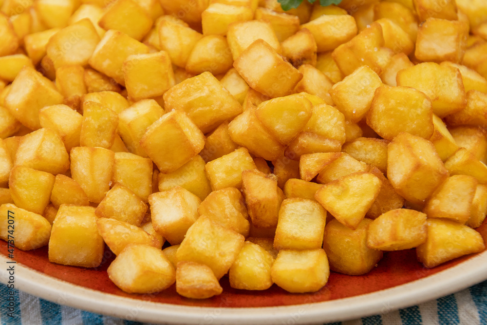 pommes de terre rissolées dans une assiette pommes de terre rissolées dans une assiette
