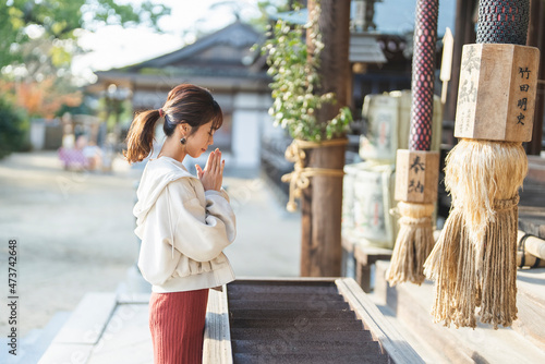 Fotografía 神社仏閣を巡る女性