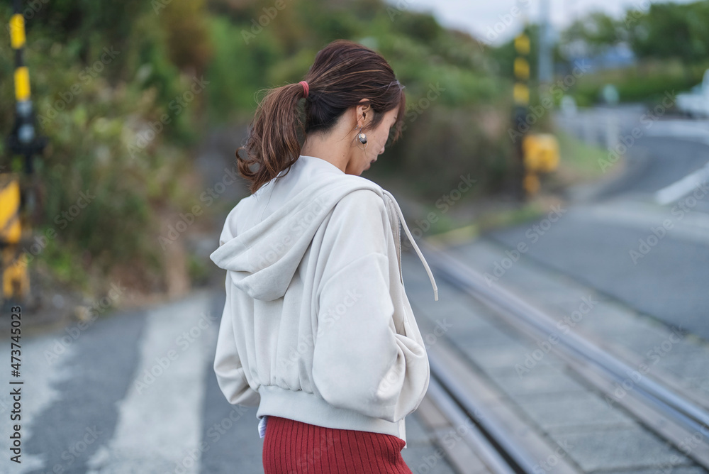 線路の踏切にいる女性 線路の踏切にいる女性