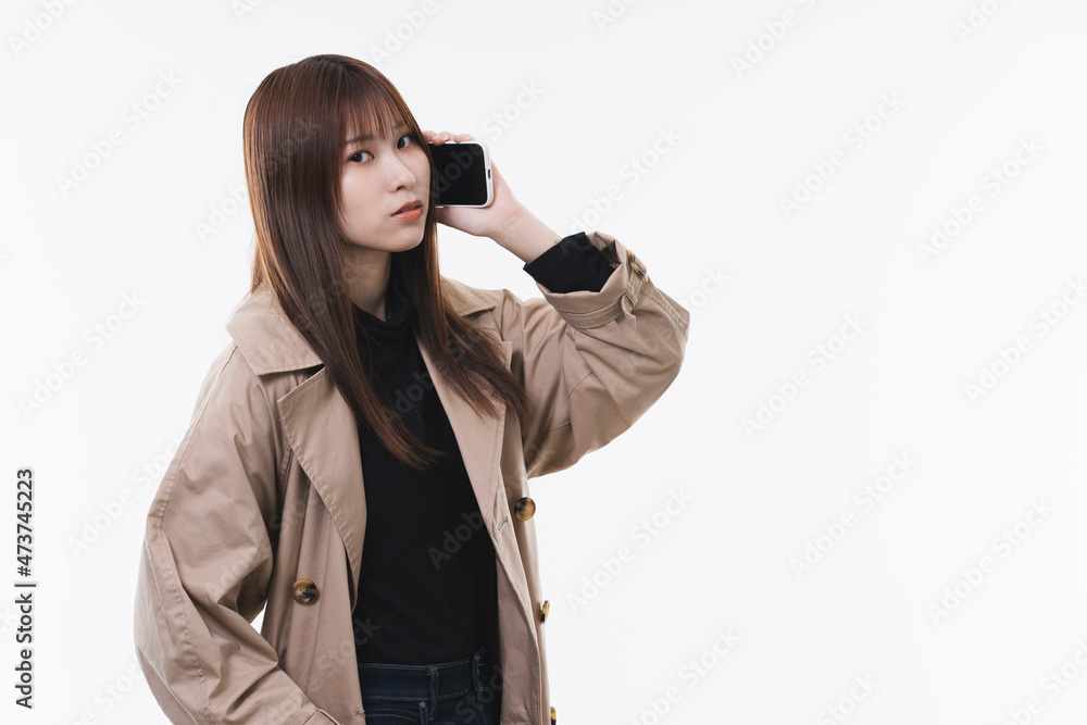携帯電話を使うクールな女性 携帯電話を使うクールな女性