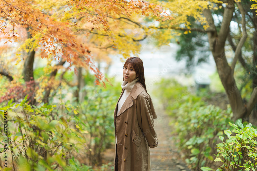 紅葉の公園にいる女性 紅葉の公園にいる女性