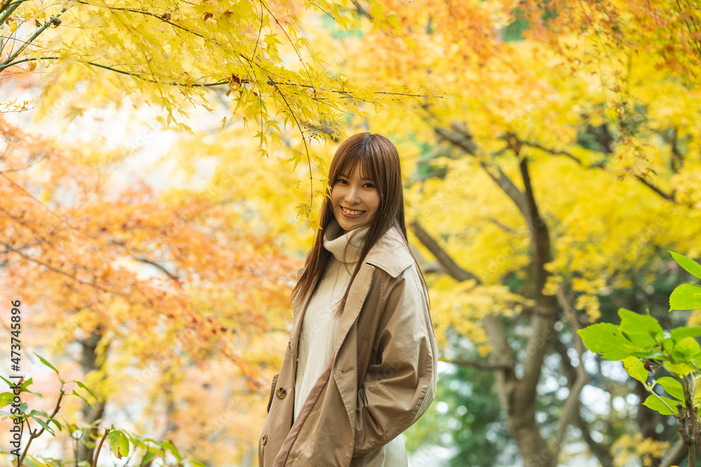 紅葉の公園にいる女性 紅葉の公園にいる女性