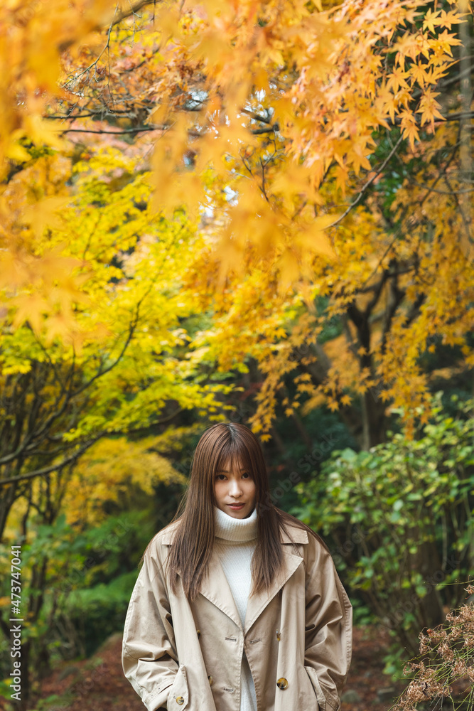 紅葉の公園にいる女性 紅葉の公園にいる女性