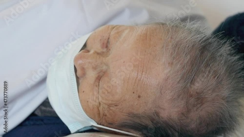 ウイルス感染のマスク高齢者 photo