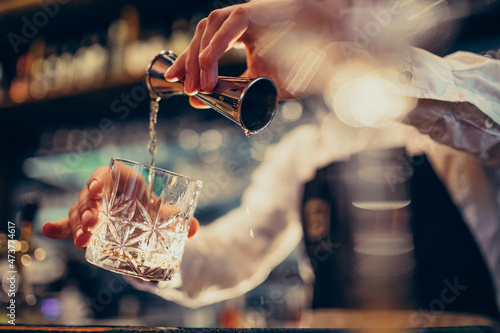Photos Handsome bartender making drinking and cocktails at a counter