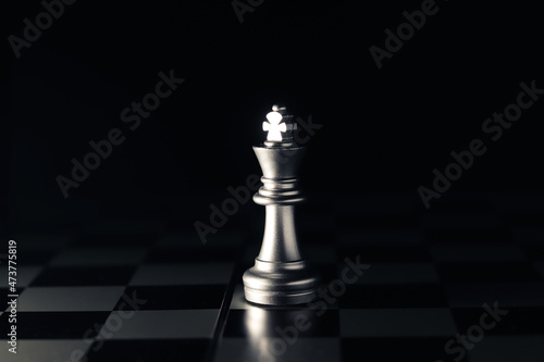 Brainstorming business strategy chess board game. business leader concept
