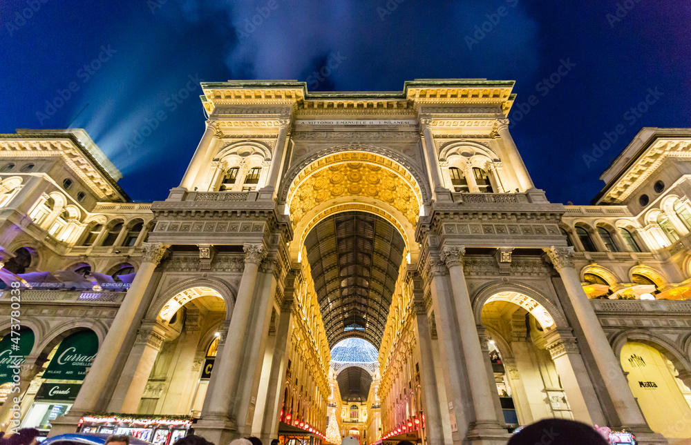 the facade of the gallery Vittorio Emanuele ll