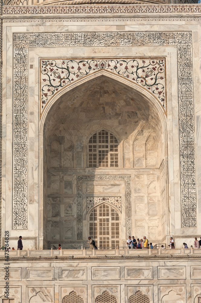 Darwaza-i-rauza is one of the components of the Taj Mahal complex, with the mausoleum, the mosque and the guest pavilion.