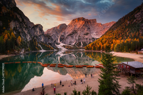 Fototapeta Naklejka Na Ścianę i Meble -  Lago di Braies lake and Seekofel peak at sunrise, Dolomites. Italy