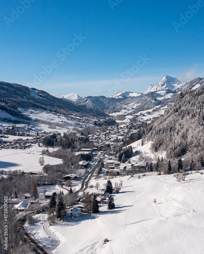 Praz-sur-Arly et le Mont Charvin en hiver © Relief Drone