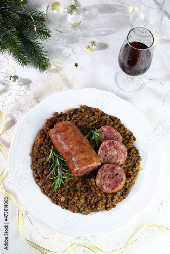 Cotechino con lenticchie servito su un piatto. Decorazioni natalizie. Cibo italiano. photo