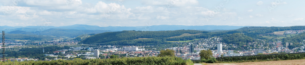 Lörrach en été, ville frontière. Allemagne-France-Suisse. Capitale du Margräflerland dans le Bade-Wurtemberg. Panorama depuis la colline et les vignobles de Tüllinger Berg