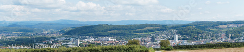 Lörrach en été, ville frontière. Allemagne-France-Suisse. Capitale du Margräflerland dans le Bade-Wurtemberg. Panorama depuis la colline et les vignobles de Tüllinger Berg © Marc