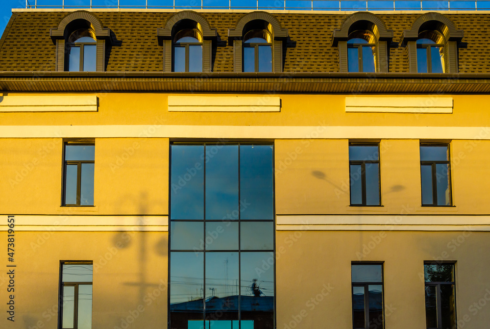 Obraz premium A fragment of the facade of a house with windows.