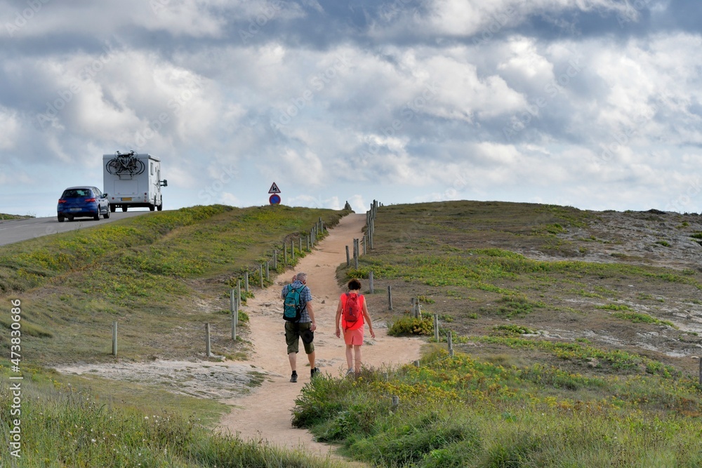 Obraz premium People,walking along the wild coast at the Quiberion peninsula in Brittany France