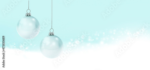 Weiße Weihnachtskugeln vor pastellfarbenem blauem  hintergrund