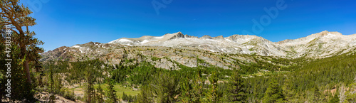 The beautiful mountain view of Saddlebag Lake