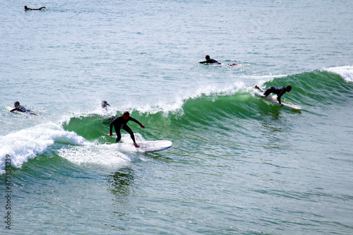 Nicht erkennbare, identifizierbare Surfer reiten die Wellen vor der Küste Kaliforniens. photo