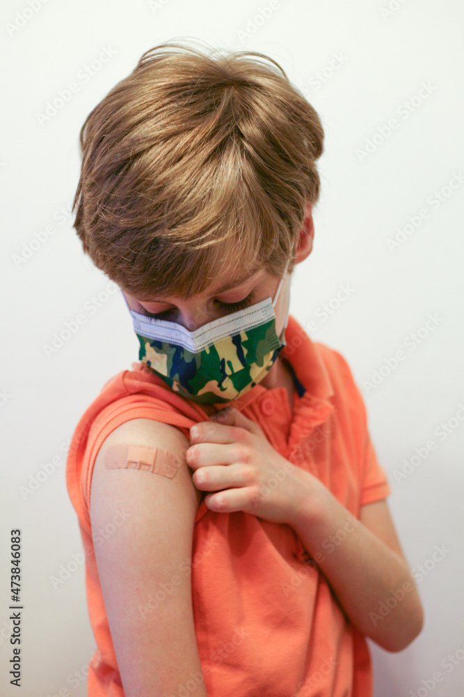 Szczepionka przeciwko koronawirusowi Covid 19 dla młodszych dzieci od 5 do 11 lat - obrazy, fototapety, plakaty 