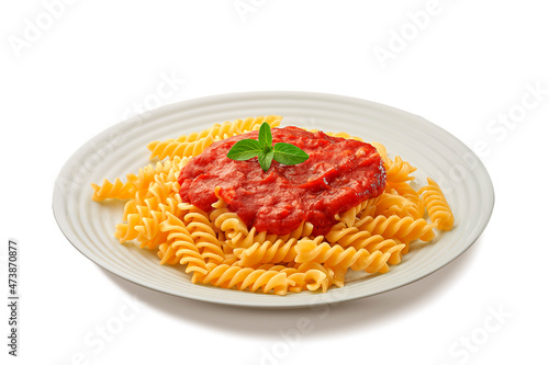 Fusilli ao molho de tomates em fundo branco