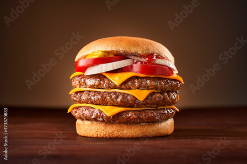 Burger Triplo com cheddar photo