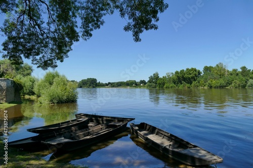 Barques à fond plat amarrées au bord de la Loire photo