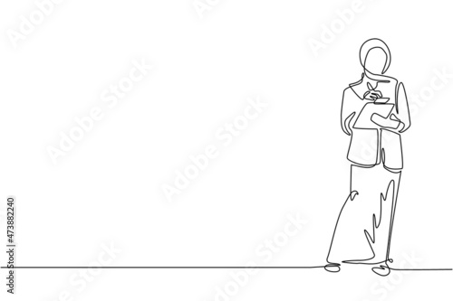 Single one line drawing female office secretary writing with clipboard. Arabic woman in elegant wear, assisting in paper work. Business workwear trend, city fashion. Continuous line draw design vector